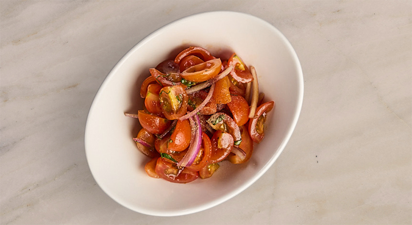 Kleiner Tomatensalat, Piccola Insalata Pomodori auf Marmortisch